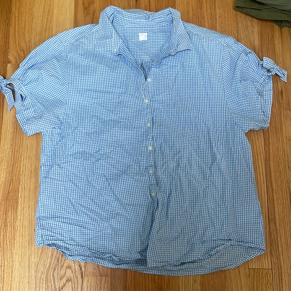 Gap button down short sleeve shirt with bow on sleeves